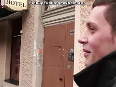 Juteuse blonde film porno gay gratuit francais saute sur les pieds en caoutchouc.