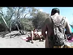 Les Afro-Américains noirs mettent les jeunes cheveux roux de différentes manières et vont film xxl francais gratuit à la bouche.