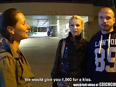 Comme l'homme est parti, un ami est venu dans la film erotic francais gratuit piscine avec sa femme.