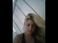 Un homme en bonne santé échappe à une fille avec film hard italien gratuit une grosse bite.