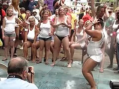 Le marié a séduit sa porno film complet vf petite amie sous la douche et lui a donné une douche.