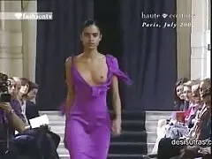 Mauvaise fille se masturbe sur le canapé. xxx gratuit français