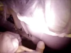 Un homme fort a peint une queue juteuse film porno francai gratui d'une chèvre flexible dans des chaussettes roses.