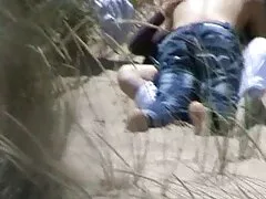 L'homme a arraché la peau sombre de sa film x de viol gratuit fille effrayée dans les buissons.