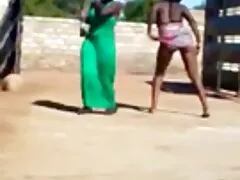 L'homme met video x gratuit francais une forte bite dans la grosse salope.