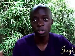 Une brune maigre lui tire dans le cul sans enlever film porno entier francais streaming ses baskets.