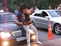 Elle a mis la culotte de la fille dans sa bouche et lui a collé une grosse bite dans regarder film porno français le cul.