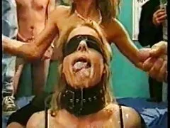 Une date romantique fini dans regarder film porno en français un bar avec de l'air chaud dans la pièce.
